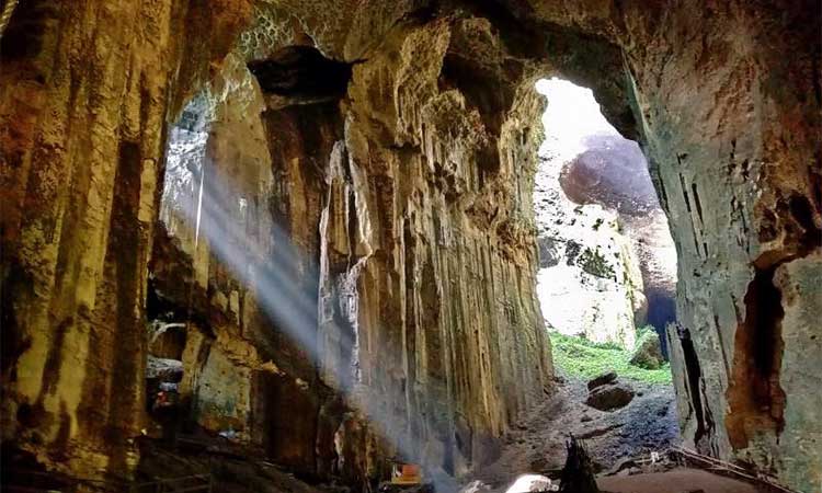 غارهای گومانتونگ در مالزی