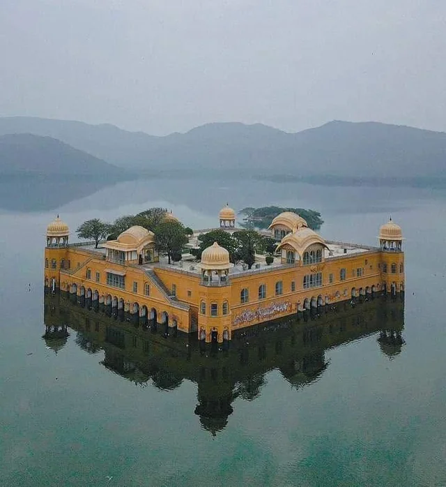 the-jal-mahal-water-palace-located-in-the-middle-of-the-man-v0-edfeq91rbepe1